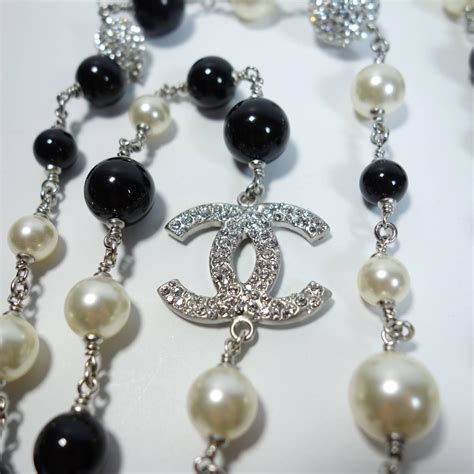 chanel black and white pearl necklace